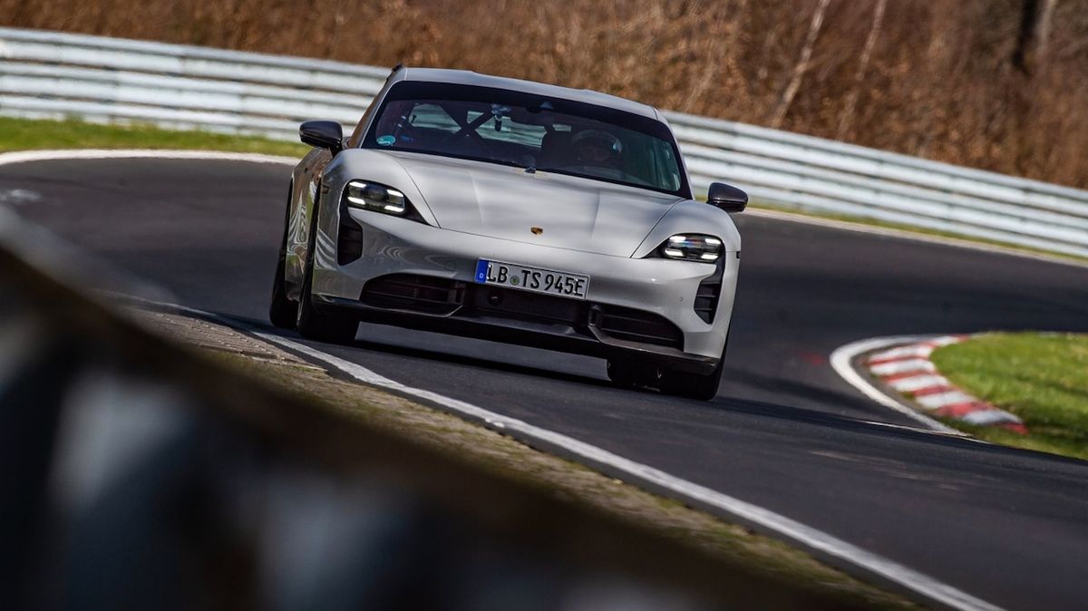 Porsche si vzalo rekord Tesly zpět. Taycan je nejrychlejším elektromobilem na Nordschleife